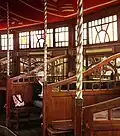 Séparée in einem Spiegelzelt um 1900, hier The Grand Spiegeltent im Jahr 2004. Die Séparéeunterteilungen sind mit facettiertem Glas durchbrochen.