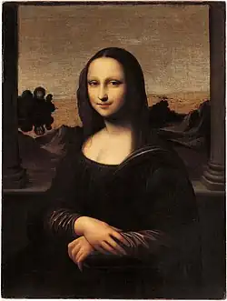 Nachbildung von Mona Lisa in einem dunklen Ölgemälde, wodurch die Haut der Frau hell erscheint und den Fokus setzt. Ihre Kleidung ist schwarz und die Landschaft im Hintergrund ist karger. Die Stützpfeiler des Balkons treten breiter an den Bildrändern auf.