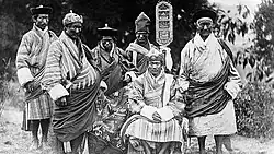 Schwarz-Weiß-Foto des 23. Penlop von Paro, Dawa Peljor, mit seinen Beamten.