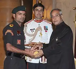 Vijay Kumar (links) mit dem indischen Präsidenten Pranab Mukherjee (rechts) im Jahr 2013