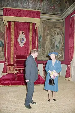 Königin Elisabeth&nbsp;II. im rekonstruierten Thronraum von Königin Anna (1990)