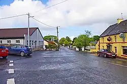 Hauptstraße in Puckaun und Pub