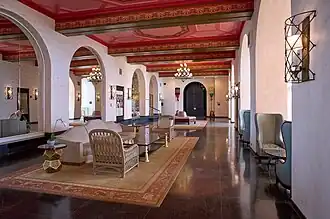 Dem Strand von Waikīkī zugewandte Halle