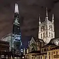 Fassade bei Nacht mit The Shard im Hintergrund