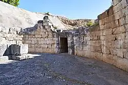 Innenraum - rechts erkennbar die vorkragenden Steine des „falschen Gewölbes“