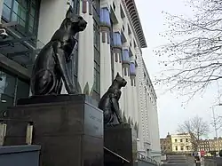 Die Katzenstatuen am Eingang