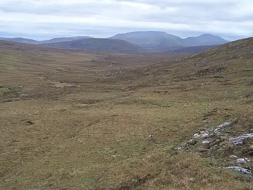 Blick durch das breite Tal Allt na Creige Riabhaich nach Südosten, im Hintergrund Beinn Spionnaidh (links) und Cranstackie (rechts)