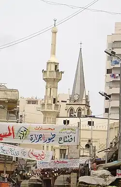 Eine Moschee und eine Kirche in Bakus