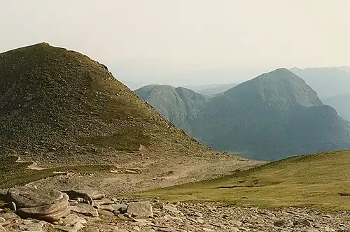 Die Scharte und der Südgipfel Creag nan Calman gesehen vom Gipfelgrat. Im Hintergrund der Cùl Beag.