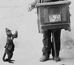 Englischer Leierkastenmann mit Jackenäffchen (1892)