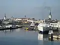 Der Tallinner Hafen mit der Stadtsilhouette im Hintergrund