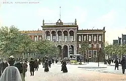 Empfangsgebäude, Straßenseite, um 1900.