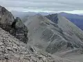 Blick vom Spidean Coire nan Clach über den Grat des Massivs nach Osten, Bildmitte der Sgùrr Bàn, dahinter rechts der Sgùrr nan Fhir Duibhe