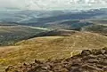 Blick vom Gipfel des Derry Cairngorms über den Südgrat, im Hintergrund das Glen Lui