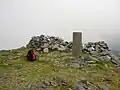 Der Cairn und die trigonometrische Säule auf dem Gipfel des Beinn Fhada