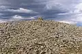 Der Gipfelcairn des Càrn Liath auf dem steinigen Gipfelplateau