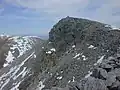 Der Gipfelkopf des Mullach Coire Mhic Fhearchair, links im Hintergrund der Sgùrr Bàn