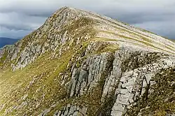 Blick vom Westgrat auf den Gipfel des Spidean Mialach