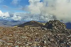 Der Gipfelcairn des Tom a’ Choinich, im Hintergrund der Toll Creagach