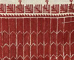 Das gestickte Muster mit den hohen Palmen war in der Gegend von Ramallah berühmt, oben sieht man die „Feder“-Stickeinheit