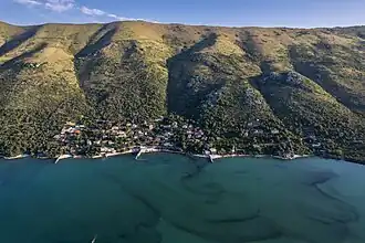Zogaj zwischen See und Berg auf einer Drohnenaufnahme