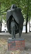 Mutter mit Kind, 1965, Bronze, südlich der Ruine der Klosterkirche, Berlin-Mitte
