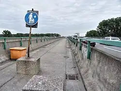 Fußgängerweg zwischen den Fahrbahnen