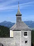 Thierbergkapelle, im Hintergrund der Spitzstein (links) und der Geigelstein