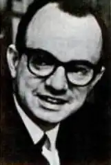 Dieses Foto in schwarzweiß zeigt den amerikanischen Diplomaten Thomas Patrick Melady bildfüllend lediglich sein Gesicht als Frontalaufnahme. Das Foto wurde 1972 aufgenommen.