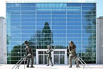 Thomas Schütte – Ganz große Geister (1998–2004), seit 2016 abgebaut