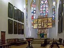 Taufstein, Pauliner-Altar und Gemälde von Superintendenten