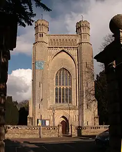 Foto des Hauptportals der ehemaligen Klosterkirche von Thorney Abbey