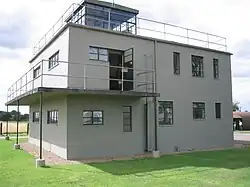 Erhaltener Tower der RAF Thorpe Abbotts.