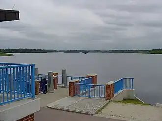 Auslaufbauwerk mit Teilansicht des Sees