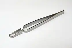 Zeckenzange öffnet sich auf Druck und kann von oben oder der Seite direkt an der Einstichstelle angesetzt werden.