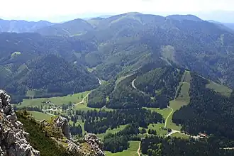 Nordwestansicht des Hochangers (von der Seeleiten), rechts unten der Steirische Seeberg