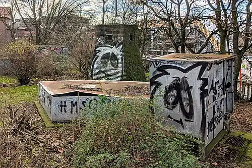 Abluftschacht und Einstiegsbauwerk des Tiefbunkers Berlinertordamm