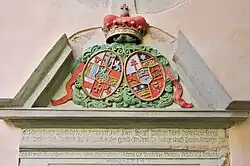 Allianzwappen Solms-Braunfels und Hessen-Homburg an der mittelalterlichen Wehrkirche in Tiefenbach (1714)