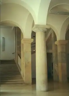 Eingangshalle mit toskanischen Säulen