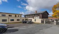 Das Foto zeigt die von außen sichtbare Fassade des Tierheims