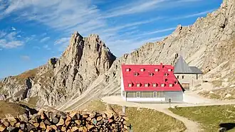 Das Schutzhaus mit Roterdspitze im Hintergrund