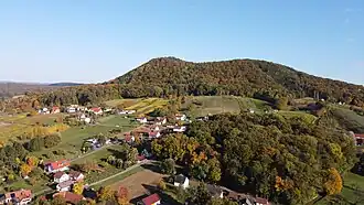 Blick nach Osten über einen Teil von Tieschen zum Königsberg