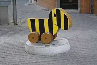 Die schwarz-gelb gestreifte Tigerente in der Schlösserstraße