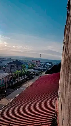 Blick über die Stadt mit dem Mount Cameroon im Hintergrund
