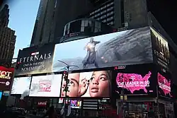 Der Sockel mit Geschäften und Videowerbewand