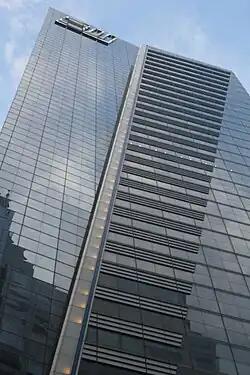 Fassade mit Broadway-Symbolik und EY-Logo.