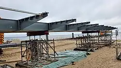 Februar 2023: Ein Stahlhohlkastensegment auf dem Vormontageplatz