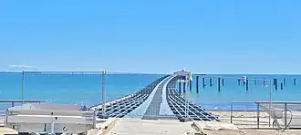 Juni 2023: Blick vom Vorplatz: Stahlhohlkasten mit Kragarmen zum Teil montiert