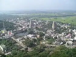 Blick vom Hügel auf den unteren Tempel