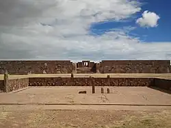 Blick über die Westmauer des halbunterirdischen Tempels von Tiwanaku zur Figur des Ponce-Monolithen